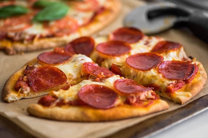 Pizza xúc xích dễ thực hiện với nguyên liệu đơn giản