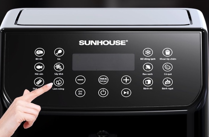 Làm nóng nồi chiên không dầu ở nhiệt độ 180 độ C trong vòng 5 phút 