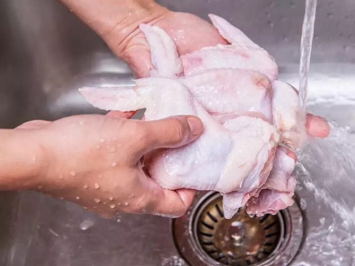 Rửa sạch và khử mùi hôi của thịt gà trước khi chế biến