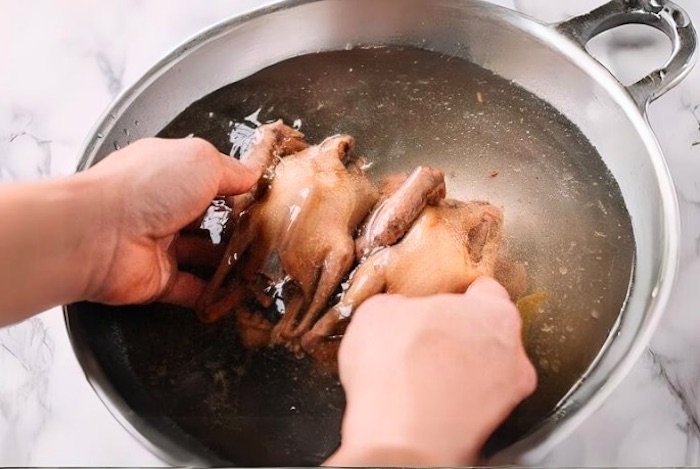 Sơ chế chim bồ câu với rượu hoặc chanh 