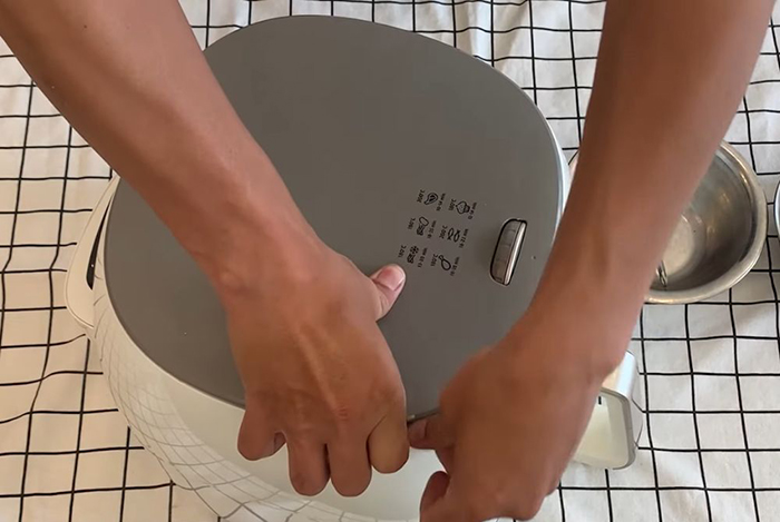  Cách tháo vỉ chiên và giỏ chiên ra khỏi khay hứng dầu