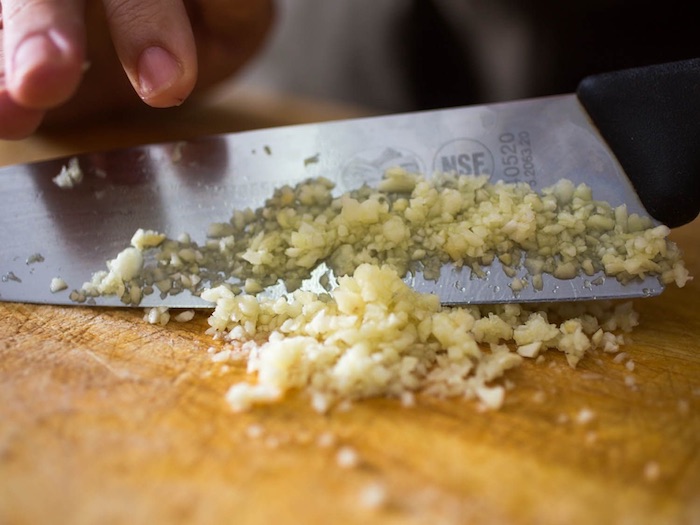 Băm nhuyễn các gia vị khác đã chuẩn bị