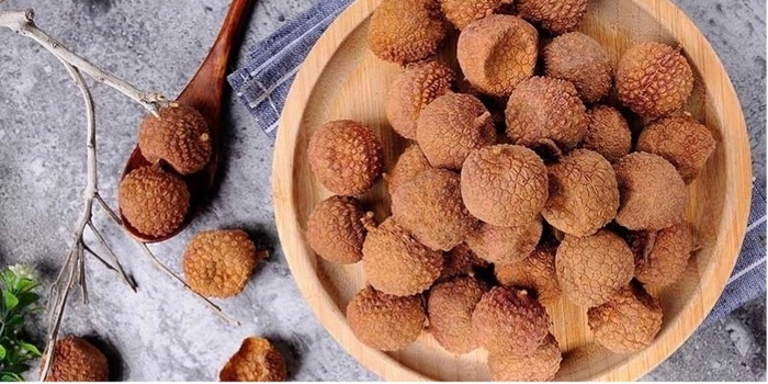 Vải được sấy bằng nồi chiên không dầu sẽ không quá khô mà vẫn giữ được vị ngọt đậm đà và dẻo dẻo bắt miệng  