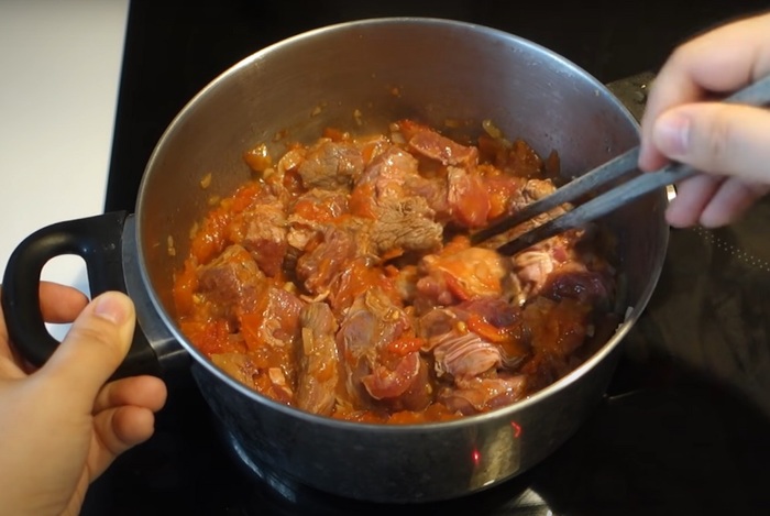 Bạn cần xào thịt bò với cà chua cho săn lại trước khi bỏ vào nồi cơm điện hầm