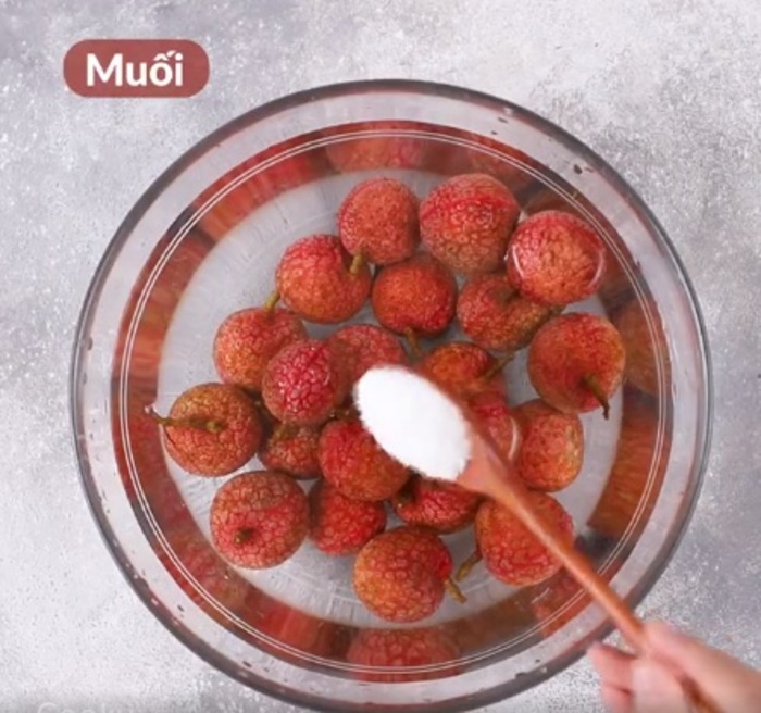 Ngâm với với nước muối loãng trong vòng 10 - 15 phút để loại bỏ hết vị chua có trong vải 