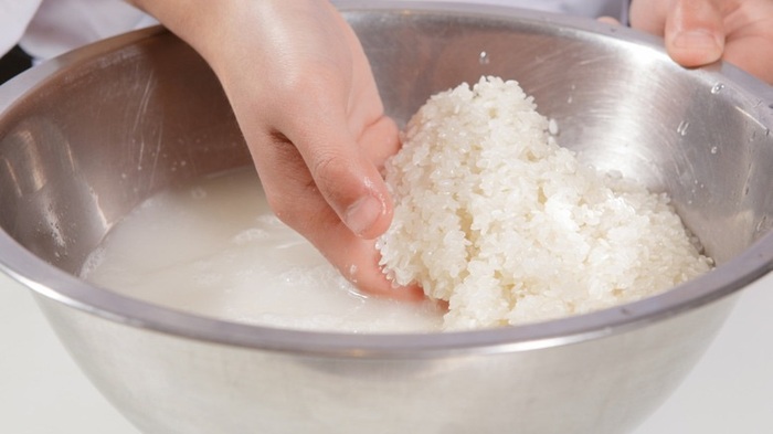 Cần vo sạch bụi bẩn trong gạo bằng nước sạch trước khi nấu