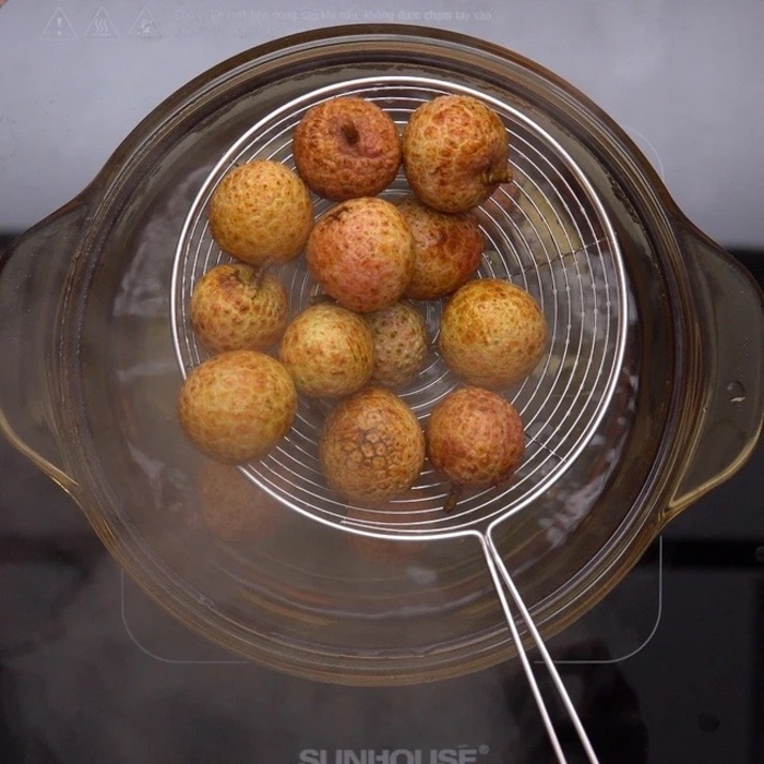 Luộc vải khoảng 3 phút với nước sôi để lưu giữ vị ngọt tự nhiên trước khi sấy 