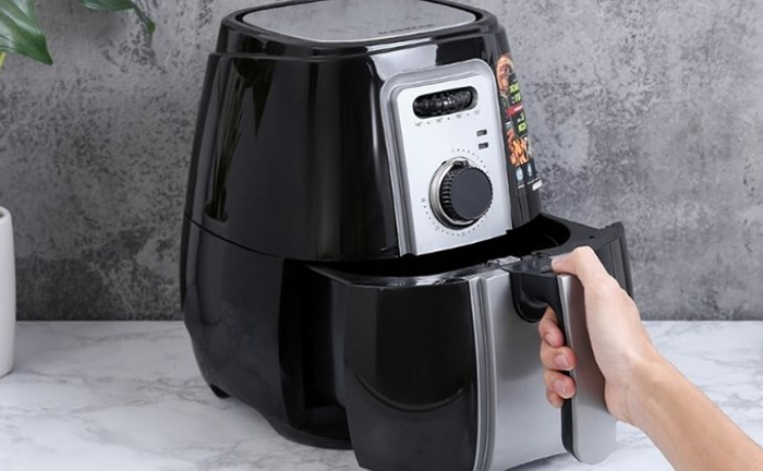 Cho khay hứng dầu và vỉ/giỏ chiên vào lại trong nồi
