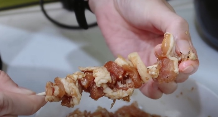 Xiên thịt đến ¾ que xiên, không nên ép quá chặt khiến cho thịt không chín thấu