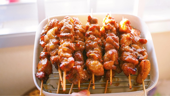 Món thịt xiên nướng màu cánh gián đẹp mắt, thịt mềm ẩm thơm ngon