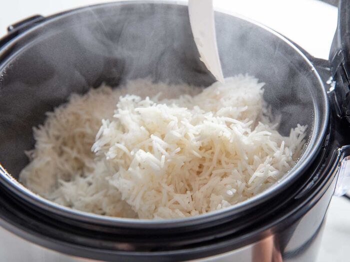 Bạn có thể mở nồi cơm khoảng 5 - 15 phút để hơi nước thoát ra, giảm tình trạng cơm dính đáy nồi
