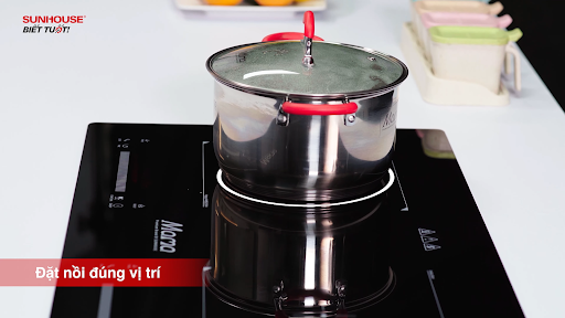 Để khắc phục lỗi này rất đơn giản, bạn chỉ cần cân chỉnh lại đáy nồi sao cho cân đối với khu vực nấu của bếp 