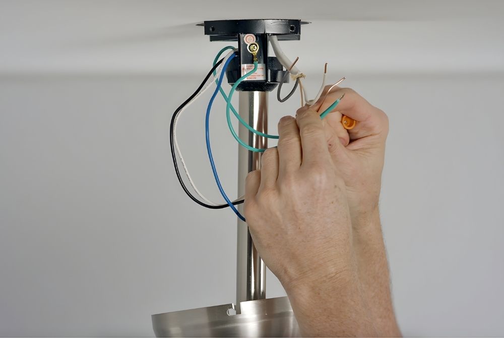 Xác định đúng dây nguồn điện trên trần là bước quan trọng để lắp đặt quạt an toàn, chính xác