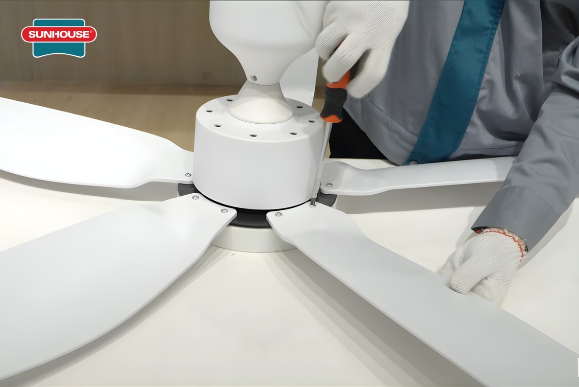 Lắp ráp sơ bộ trước khi treo quạt giúp đảm bảo thao tác dễ dàng và an toàn hơn