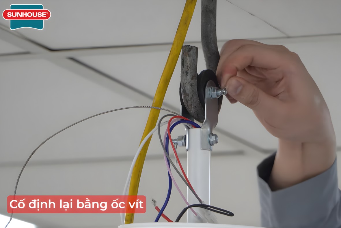 Khi treo quạt, bạn cần đảm bảo cố định an toàn bằng ốc vít và dây cáp