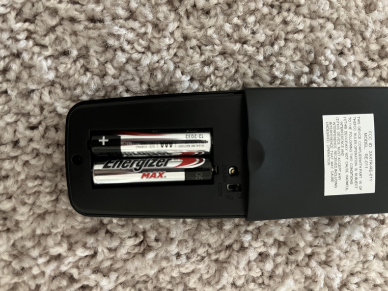 Lắp lại pin trong trường hợp điều khiển không nhận tín hiệu hoặc đèn tín hiệu không sáng