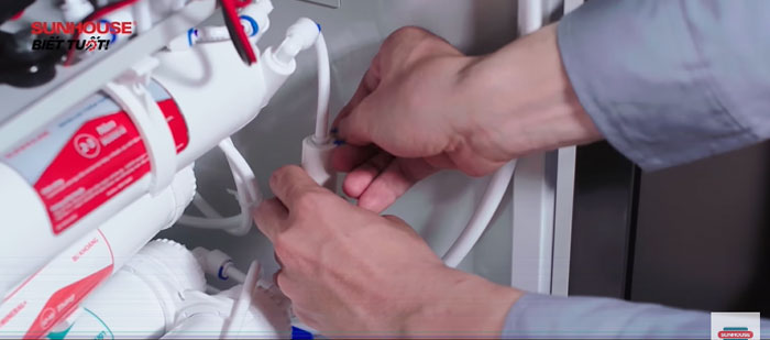 Cút nối bị rò rỉ nước làm mất áp suất, khiến máy chạy liên tục không ngừng