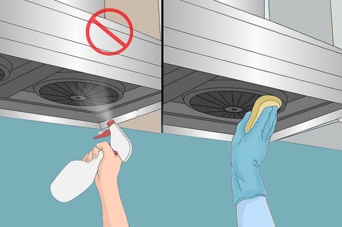 Dùng khăn lau sạch bụi bẩn và dầu mỡ bám trên cánh quạt 