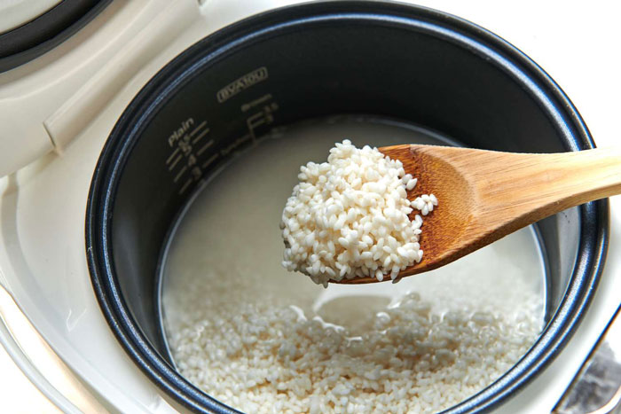 Lượng nước cũng là một trong những yếu tố ảnh hưởng đến thời gian nấu cơm và điều này sẽ phụ thuộc vào lượng gạo và nhu cầu ăn