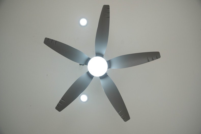 Sử dụng quạt đèn trần phòng ngủ giúp căn phòng gọn gàng, thẩm mỹ hơn