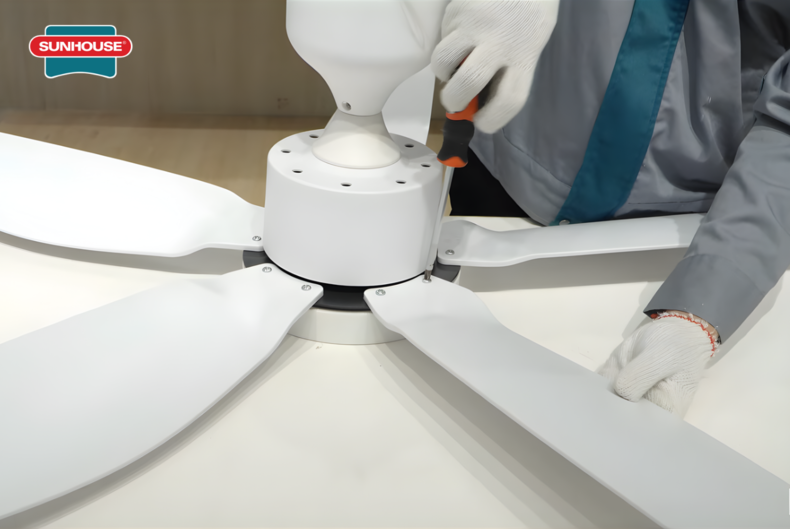 Bạn tiến hành lắp ráp các bộ phận của quạt theo hướng dẫn chi tiết của nhà sản xuất