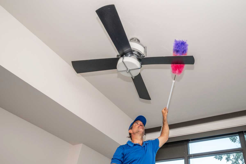 Bạn nên vệ sinh định kỳ 1 - 2 tháng/lần cho quạt trần nhà bếp