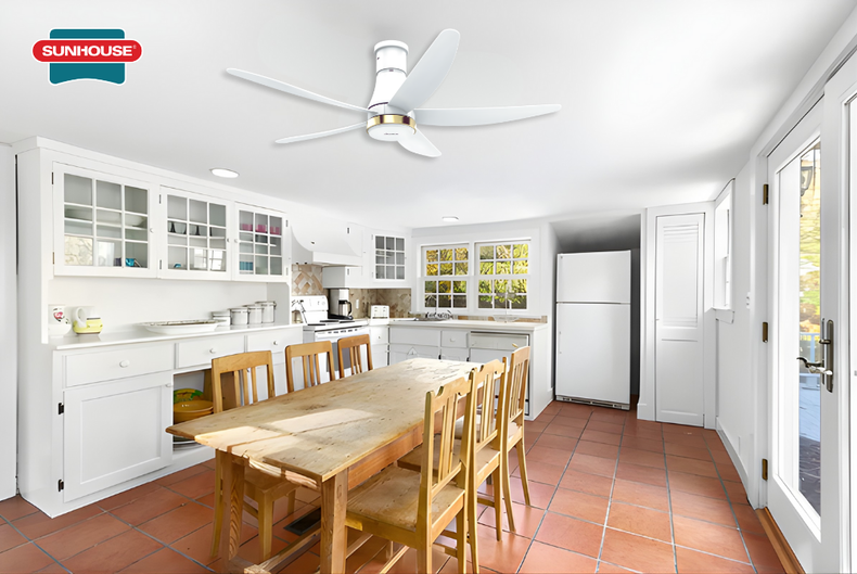 Quạt trần SUNHOUSE APEX APF7680W sở hữu thiết kế ti quạt siêu ngắn, giúp đảm bảo an toàn cho khu vực bếp