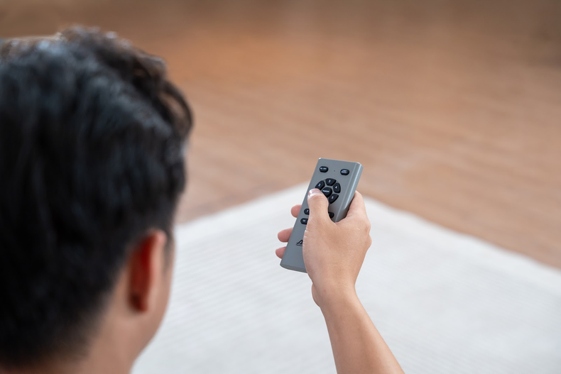 Quạt trần điều khiển cho phép người dùng kiểm soát mọi chức năng chỉ bằng remote cầm tay