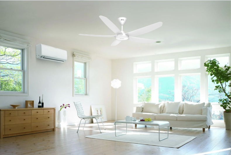 Bạn nên sử dụng kết hợp quạt trần ở mức gió trung bình và bật điều hòa ở nhiệt độ cao hơn bình thường 1 - 2°C