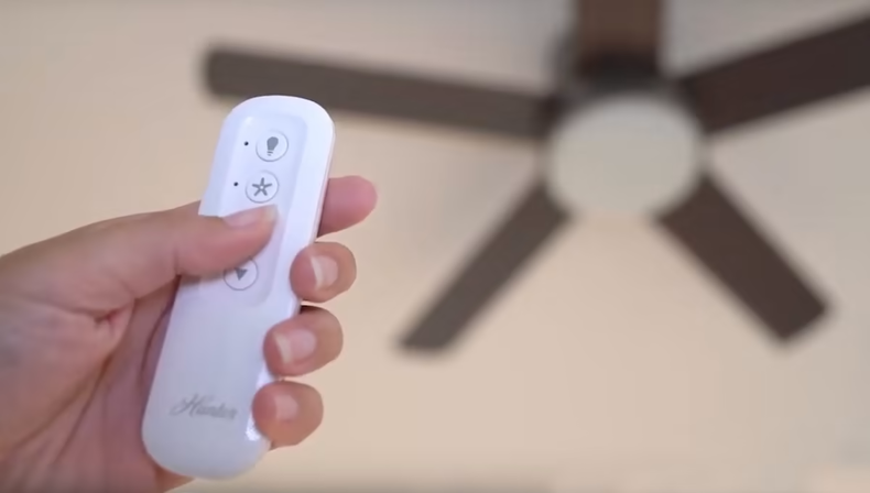 Quạt trần không quay có thể do remote hết pin.