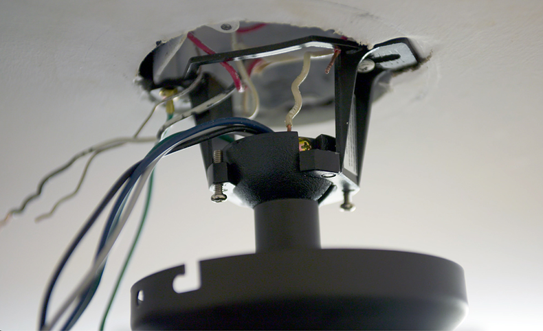 Mối nối dây điện tại các điểm tiếp xúc lỏng lẻo có thể khiến quạt không quay hoặc phát tia lửa điện gây nguy hiểm.