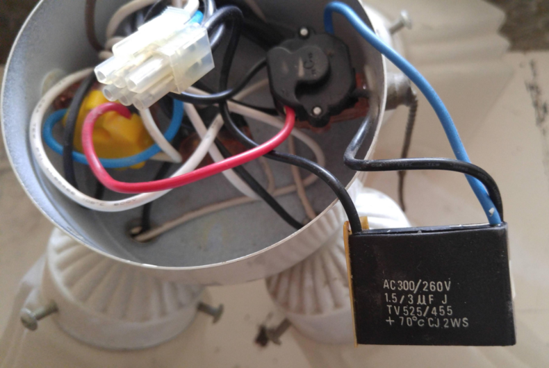 Tụ điện yếu hoặc cháy có thể dẫn đến quạt chỉ ù ù mà không quay