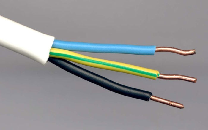 Tuốt lõi dây đồng ra khỏi vỏ 1 đoạn khoảng 3cm