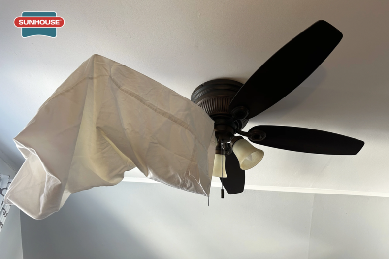 Dùng vỏ gối cũ để vệ sinh quạt trần gọn gàng và sạch sẽ hơn