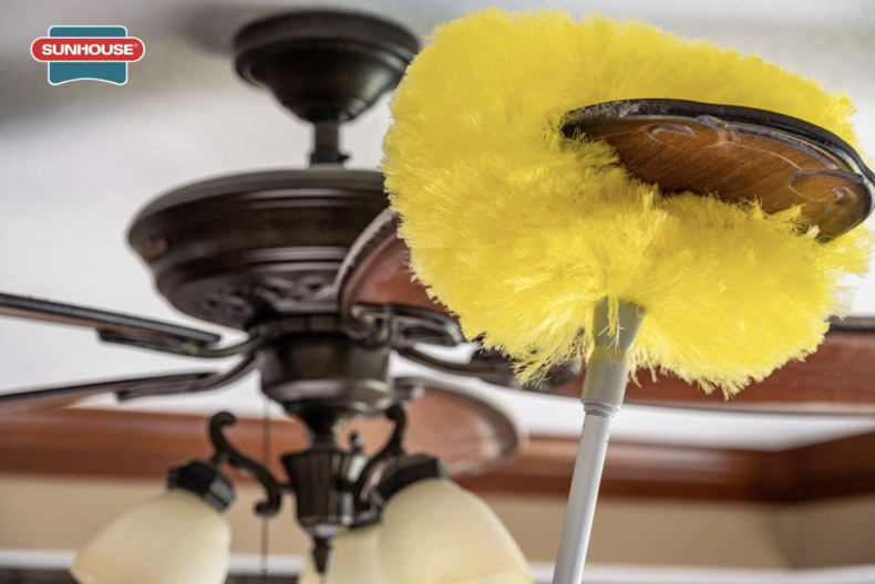 Dùng chổi/cây lau chuyên dụng cán dài để làm sạch bụi