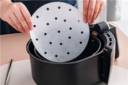 Dùng giấy thấm dầu cho nồi chiên không dầu: Nên hay không?